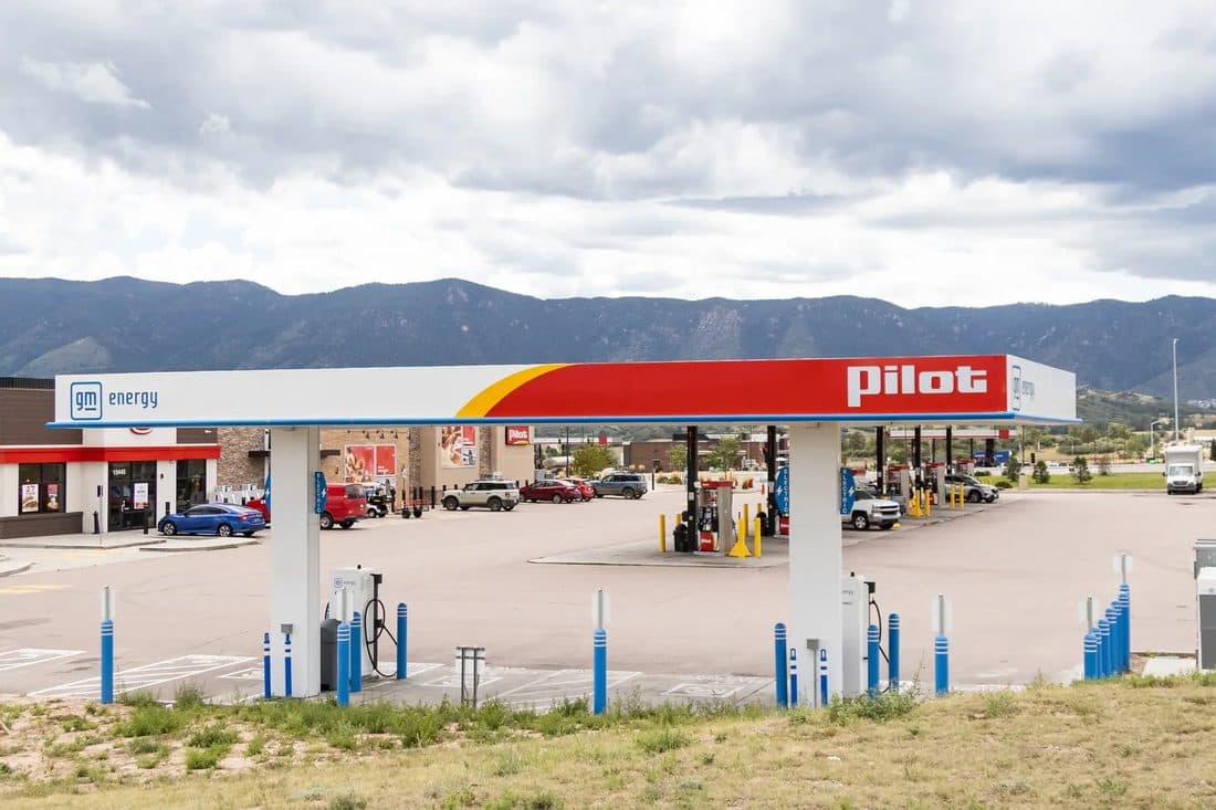 Estación de servicio con carga eléctrica