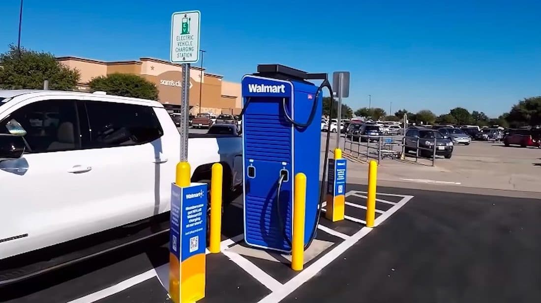 Cargador eléctrico en estacionamiento de shopping